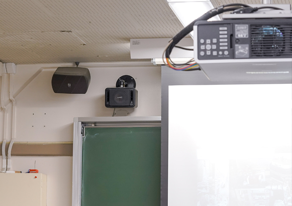 教室内に設置された既存の音響設備