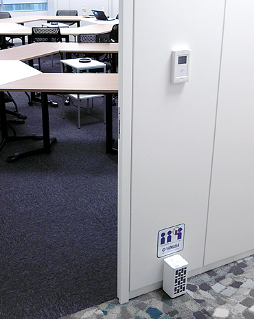 受付スペースに漏れてくる会議室や業務スペースの“音”をVSP-1でマスキング
